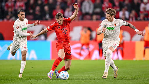 Josip Stanisic spielt einen Pass im Spiel gegen den FC Augsburg