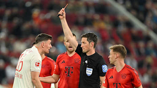 Augsburgs Zesinger sieht die Gelb Rote-Karte gegen den FC Bayern