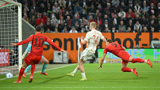 Harry Kane erzielt per Kopf das 2:1 für den FC Bayern gegen Augsburg