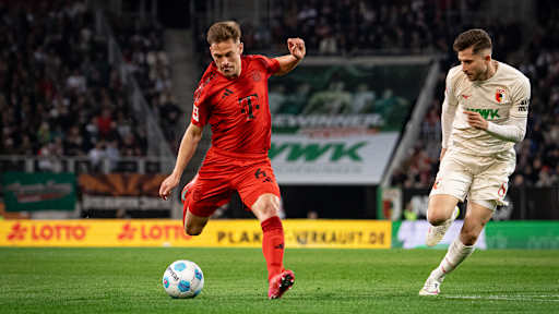 Joshua Kimmich schießt auf das Tor im Spiel gegen Augsburg