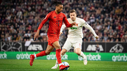 Michael Olise im Zweikampf im Spiel gegen den FC Augsburg