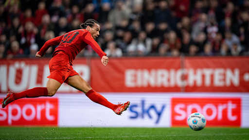 Leroy Sane schießt im Spiel gegen Augsburg auf das Tor