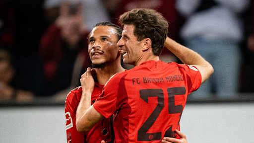 Leroy Sané und Thomas Müller bejubeln ein Tor gegen Augsburg