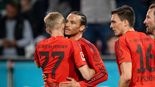 Leroy Sane und Konrad Laimer bejubeln ein Tor gegen Augsburg