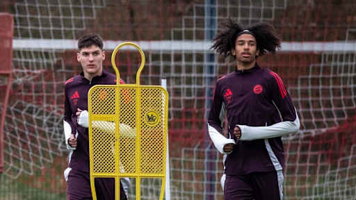 Die FCB-U19 läuft im Training am FC Bayern Campus über den Platz.