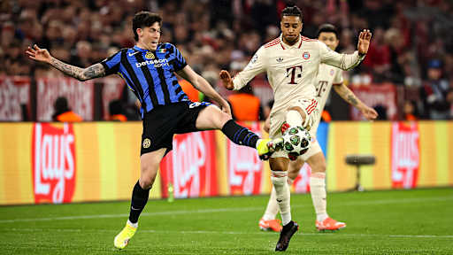 Michael Olise im Zweikampf mit Inters Bastoni