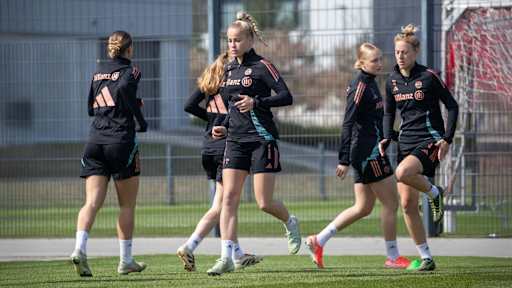 Giulia Gwinn im Training  der FC Bayern Frauen läuft im Warm Up über den Platz