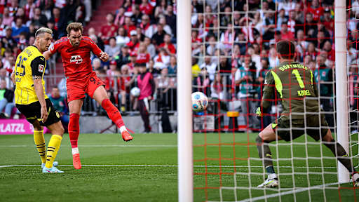 Harry Kane (FC Bayern) köpft auf das Dortmunder Tor