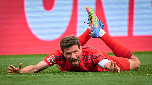 Thomas Müller liegt auf dem Rasen und ärgert sich