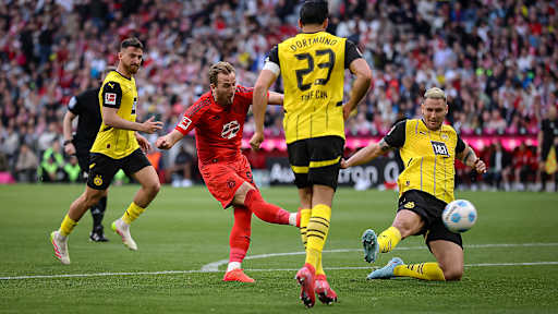 Harry Kane beim Torabschluss im Bundesliga-Spiel FC Bayern gegen Borussia Dortmund