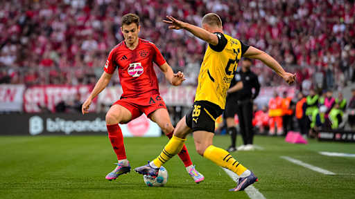 Josip Stanisisc im Zweikampf mit Niklas Süle