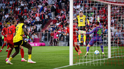 Maxi Beier erzielt per Kopf das 1:0 gegen den FC Bayern durch die Beine von Jonas Urbig (FC Bayern)