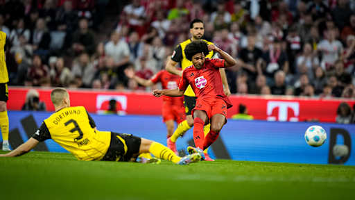 Serge Gnabry trifft zum 2:1 für den FC Bayern gegen Dortmund