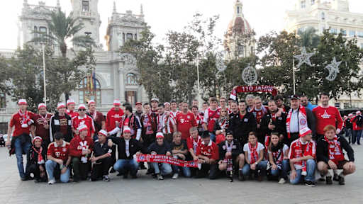 Un grupo de aficionados del Bayern se reúne para una foto de grupo