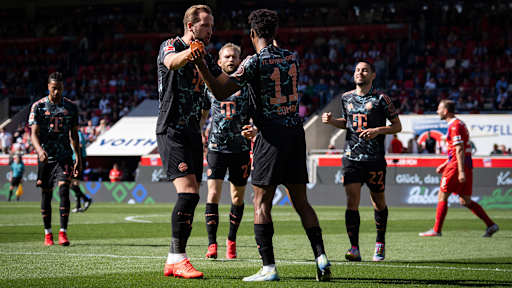 Harry Kane y Kingsley Coman festejan contra el Heidenheim