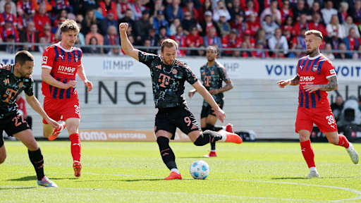Harry Kane beim Torabschluss umringt von Gegenspielern des 1. FC Heidenheim.
