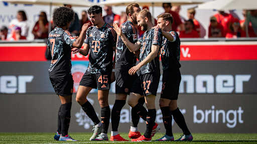 Spieler des FC Bayern bejubeln ein Tor gegen Heidenheim