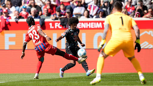 Serge Gnabry im Zweikampf mit Traore von Heidenheim