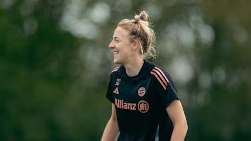 Carolin Simon im Training  der FC Bayern Frauen in Nahaufnahme.