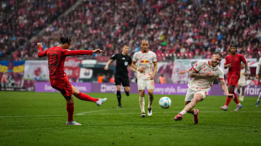 Leroy Sané trifft für den FC Bayern zum 3:2 gegen Leipzig
