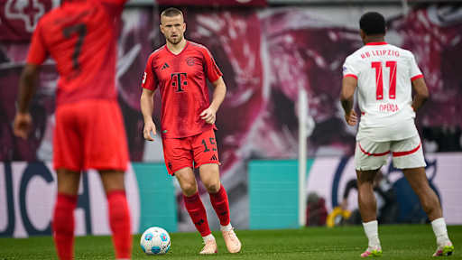 FC Bayerns Eric Dier führt den Ball im Spiel gegen RB Leipzig