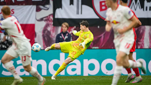 FC Bayerns Jonas Urbig beim Abschlag im Spiel gegen RB Leipzig