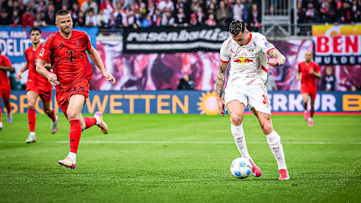 Leipzigs Benjamin Šeško beim Torschuss, mit dem er das 1:0 gegen den FC Bayern erzielt