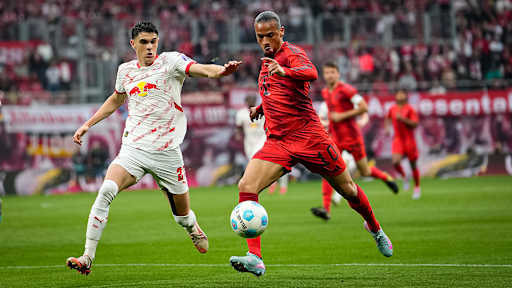 FC Bayerns Leroy Sané im Zweikampf mit Leipzigs Kosta Nedeljković