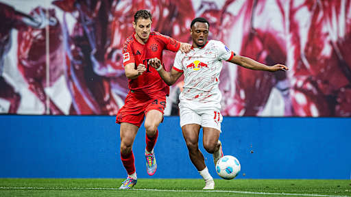 FC Bayerns Josip Stanišić im Laufduell mit Leipzigs Loïs Openda