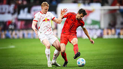 FC Bayerns Thomas Müller im Zweikampf mit Leipzigs Nicolas Seiwald