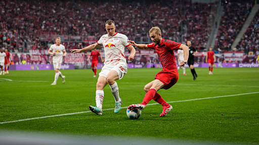 FC Bayerns Konrad Laimer im Duell mit Leipzigs Lukas Klostermann