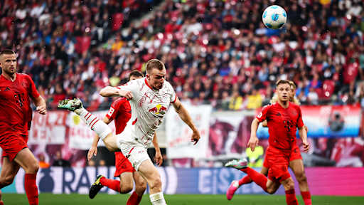 Leipzigs Lukas Klostermann köpft den Treffer zum 2:0 gegen den FC Bayern ein