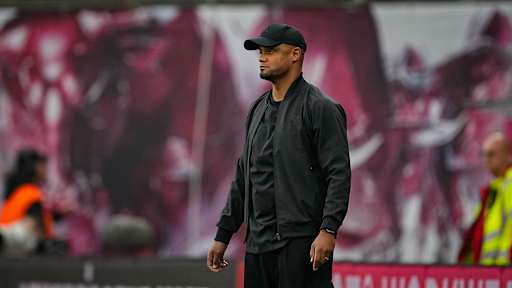 FC Bayerns Cheftrainer Vincent Kompany im Spiel gegen RB Leipzig an der Seitenlinie