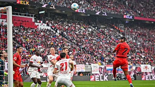 Serge Gnabry beim Kopfball im Spiel des FC Bayern bei RB Leipzig