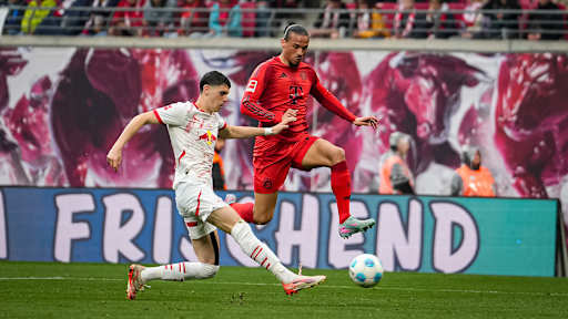 Leroy Sané vom FC Bayern im Zweikampf mit Leipzigs Kosta Nedeljković