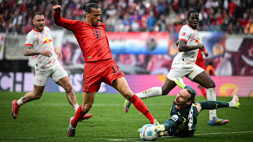 Leipzigs Torwart Maarten Vandevoordt kommt gerade so vor Bayerns Leroy Sané an den Ball