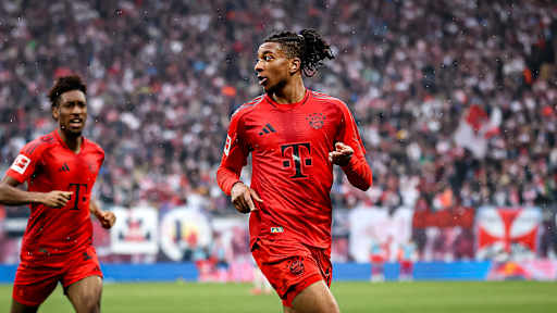 Michael Olise nach seinem Tor für den FC Bayern bei RB Leipzig