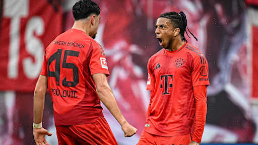 Michael Olise bejubelt einen Ausgleichstreffer im Auswärtsspiel des FC Bayern bei RB Leipzig