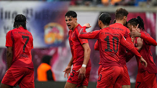 Aleksandar Pavlović bejubelt mti seinen Kollegen den Ausgleichstreffer des FC Bayern gegen Leipzig