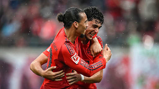 Leroy Sané und Aleksandar Pavlović vom FC Bayern jubeln Arm in Arm