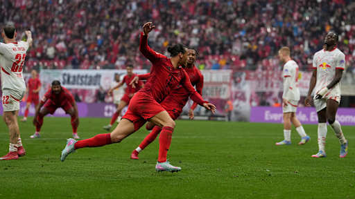 Leroy Sané bejubelt sein Tor für den FC Bayern gegen RB Leipzig