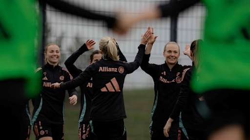 Magdalena Eriksson und ihre Mitspielerinnen klatschen sich auf dem Trainingsplatz ab