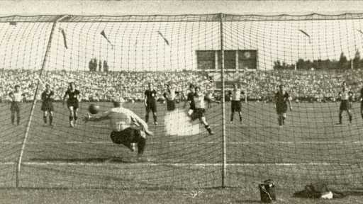 1932: Final – Bayern were crowned champions of Germany for the first time in 1932. The title back then was decided through a knockout finals stage featuring the champions of the respective regional championships. Bayern went on to beat Eintracht Frankfurt 2-0 in Nuremberg thanks to goals from Oskar Rohr (penalty) and Franz Krumm.