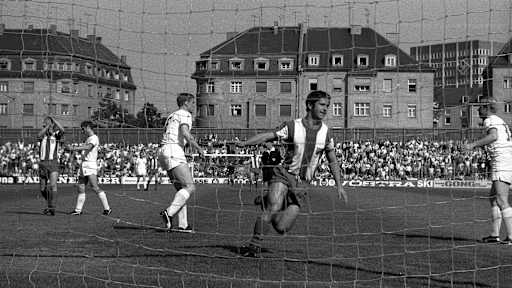 1969: Matchday 32 – A 5-1 win over Kickers Offenbach brought Bayern their first title of the recently created Bundesliga.