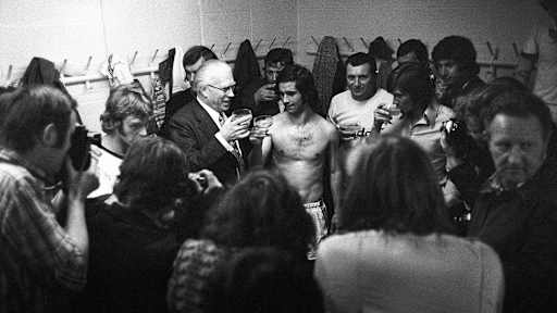 1973: Matchday 30 – Bayern dominated the Bundesliga in 1972/73 and wrapped up the title with four games to spare thanks to a 6-0 thrashing of Kaiserslautern. Gerd Müller scored five of the goals and got to toast victory in the changing room with president Wilhelm Neudecker.