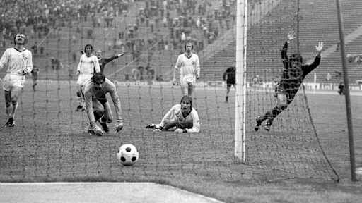 1974: Matchday 33 – Bayern went head-to-head with Borussia Mönchengladbach in 1973/74 and prevailed with a game to spare after a 1-0 victory over Kickers Offenbach, coupled with Gladbach’s 1-0 loss at Fortuna Düsseldorf at the same time. Gerd Müller netted the only goal against Offenbach, meaning the 5-0 loss in Gladbach on the final day was far more palatable, especially since it came 24 hours after lifting the European Cup in Brussels.