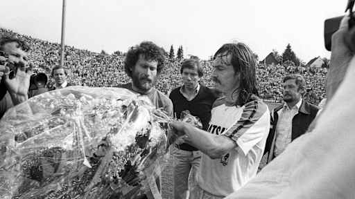 1981: Matchday 33 – Bayern defended their crown with a game to spare thanks to a 4-1 win in Gladbach in 1980/81. Karl-Heinz Rummenigge hit a hat-trick at the Bökelberg. Borussia’s Ewald Lienen presented Bayern captain Paul Breitner with flowers afterwards.