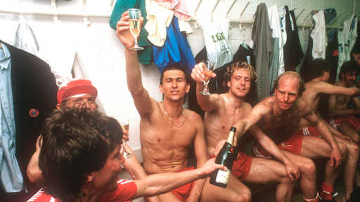 1986: Matchday 34 – Bayern came out ahead in one of the most exciting title conclusions in history in 1985/86. After a goalless draw in Bremen on the penultimate day, including a missed penalty by Werder’s Michael Kutzop, the Green-Whites held a two-point lead but lost 2-1 in Stuttgart. Bayern beat Gladbach 6-0 at the same time to leapfrog Werder on goal difference and celebrated in style in the changing room.