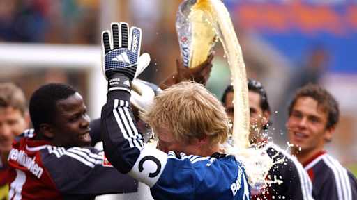 2003: Matchday 30 – Bayern got the job done much earlier in 2002/03, winning 2-0 in Wolfsburg while rivals Stuttgart and Dortmund both drew. It took FCB 13 points clear with four games to go. Captain Oliver Kahn received the customary beer shower in celebration.