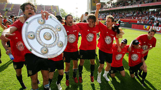 2005: Matchday 31 – A comfortable 4-0 win in Kaiserslautern, coupled with Schalke’s 3-3 draw against Leverkusen, was enough for Bayern to wrap up the 2004/05 title with three games to spare. A cutout of the trophy was on hand to start the celebrations.